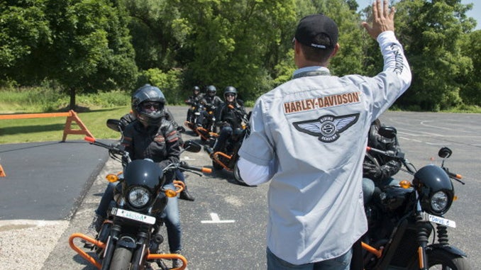 对于那些校外的校园，H-D骑马学院在Select Harley-Davidson经销商提供，并提供基本摩托车功能的专家指导，骑士安全技能和信心提升练习骑行。