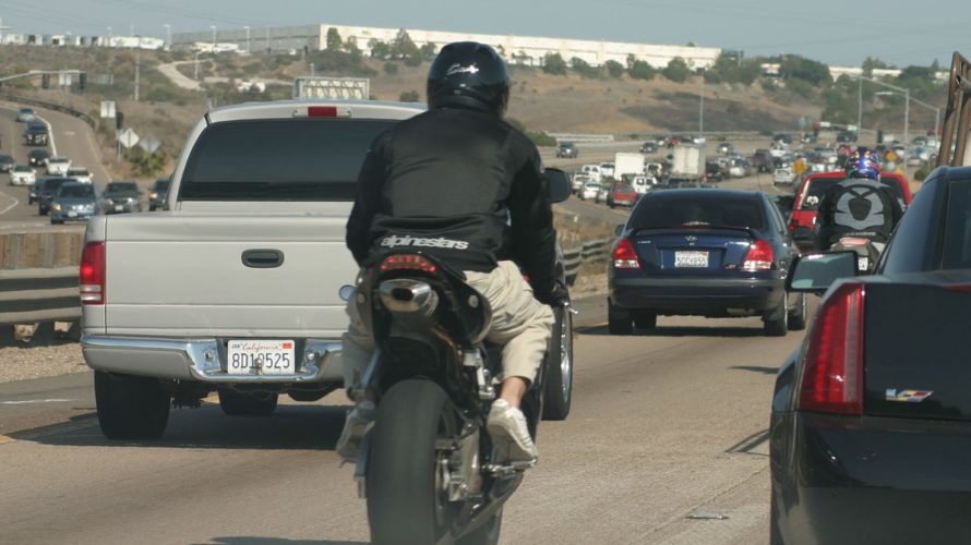 在CA中共享的摩托车司机车道在那里合法。信用：Eric Sc​​hmuttenmaer（CC通过SA）