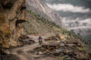 骑在喜马偕尔邦的孤立的山区