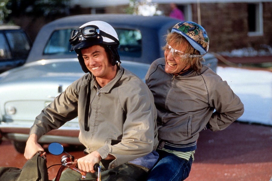 Jim Carrey和Jeff Daniels骑自行车在电影'哑巴'，1994年的舞台上。（通过新线Cinema / Getty Images照片