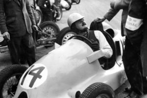 1948年10月2日，斯特拉斯卡隆勋爵在银石大奖赛上穿着他的马文。(照片约翰·皮尔森)