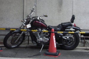 受感染的摩托车在日本,封锁了prevented from making noise to protect others.