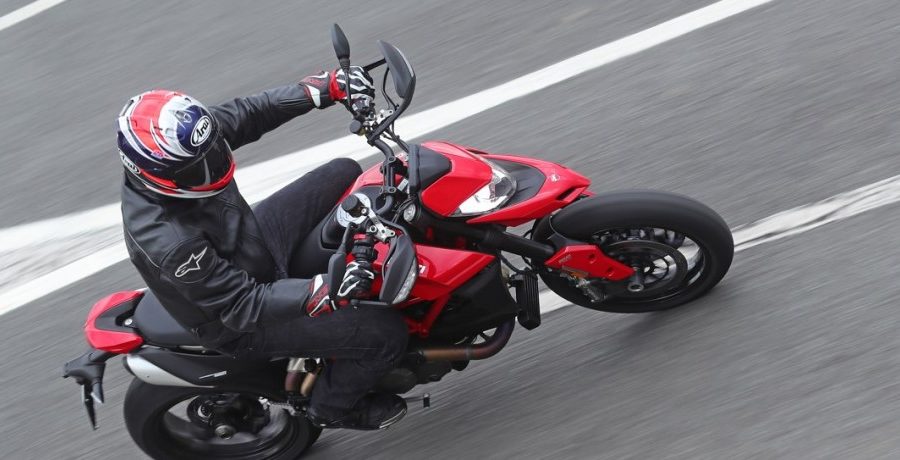 作者在加那利群岛乘坐借来的摩托车。信用：摩托车Mojo / Ducati