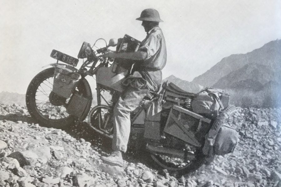 麦克·瑞西奇(Mac Resich)骑着他1933年的普奇穿越叙利亚，前往印度。图片:Herbert Tichy/Reisch家族档案