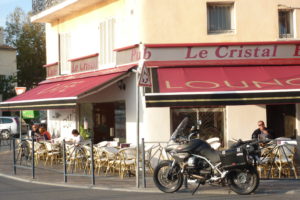 想去法国喝杯咖啡吗?把车停在咖啡馆外的双黄线上。在角落里。