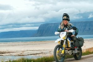 冰岛:/ /副词的骑手骑与当地人审查