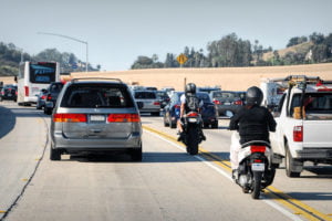 在加利福尼亚州的车道分裂摩托车。