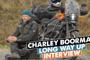在“很远的地方”和电动摩托车秃子访谈查理布尔曼
