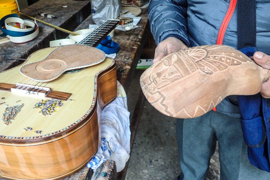 厄瓜多尔旅游经历:吉他制造商/ /难以骑手