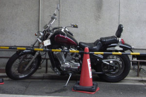 在日本，一辆被感染的摩托车被封锁，禁止发出噪音以保护他人。