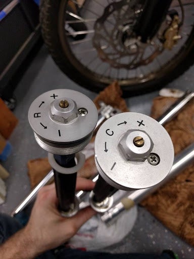 (Credit hscarborough. These forks were used on the 650x and the HP2. It utilized one fork for compression and the other fork for rebound. While commonplace today, this was novel back in the early 2000s)